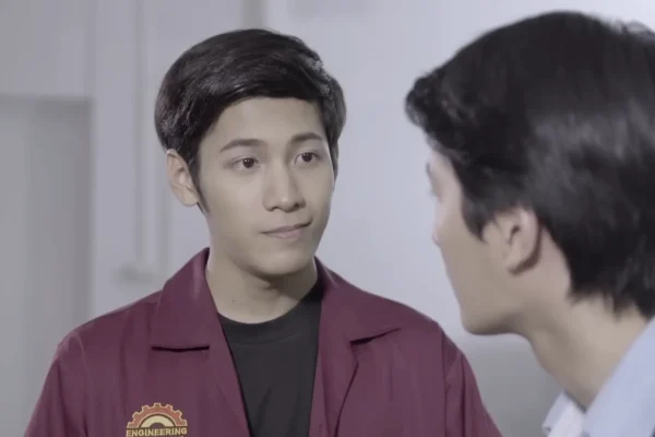 Krist és Singto beszélget, mint Arthit és Kongpob a thai Sotus sorozat szereplői